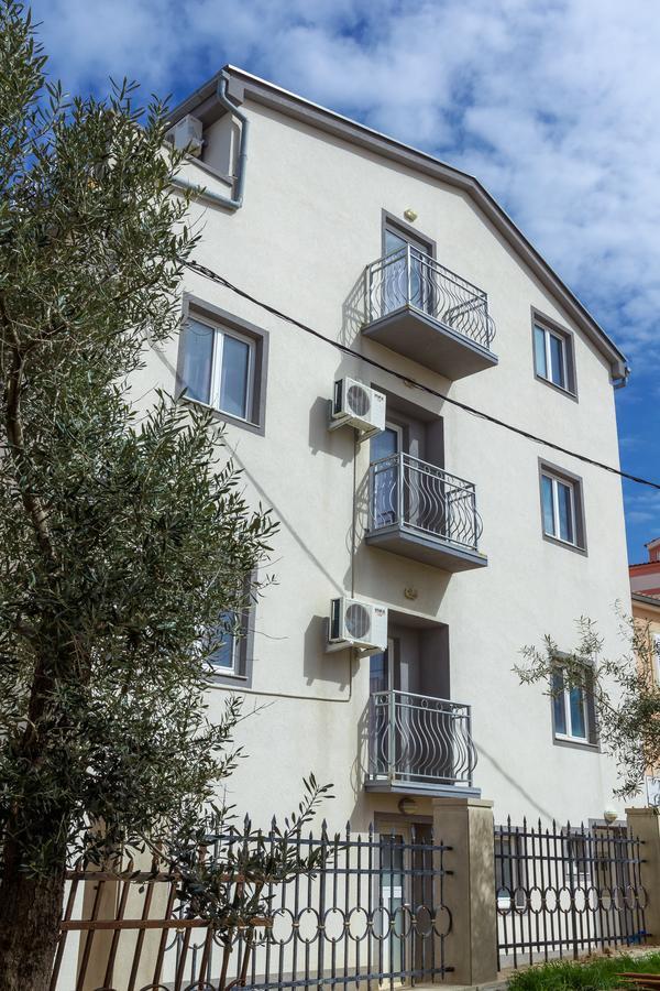 Apartments In City Center Ventus Novalja Exterior photo