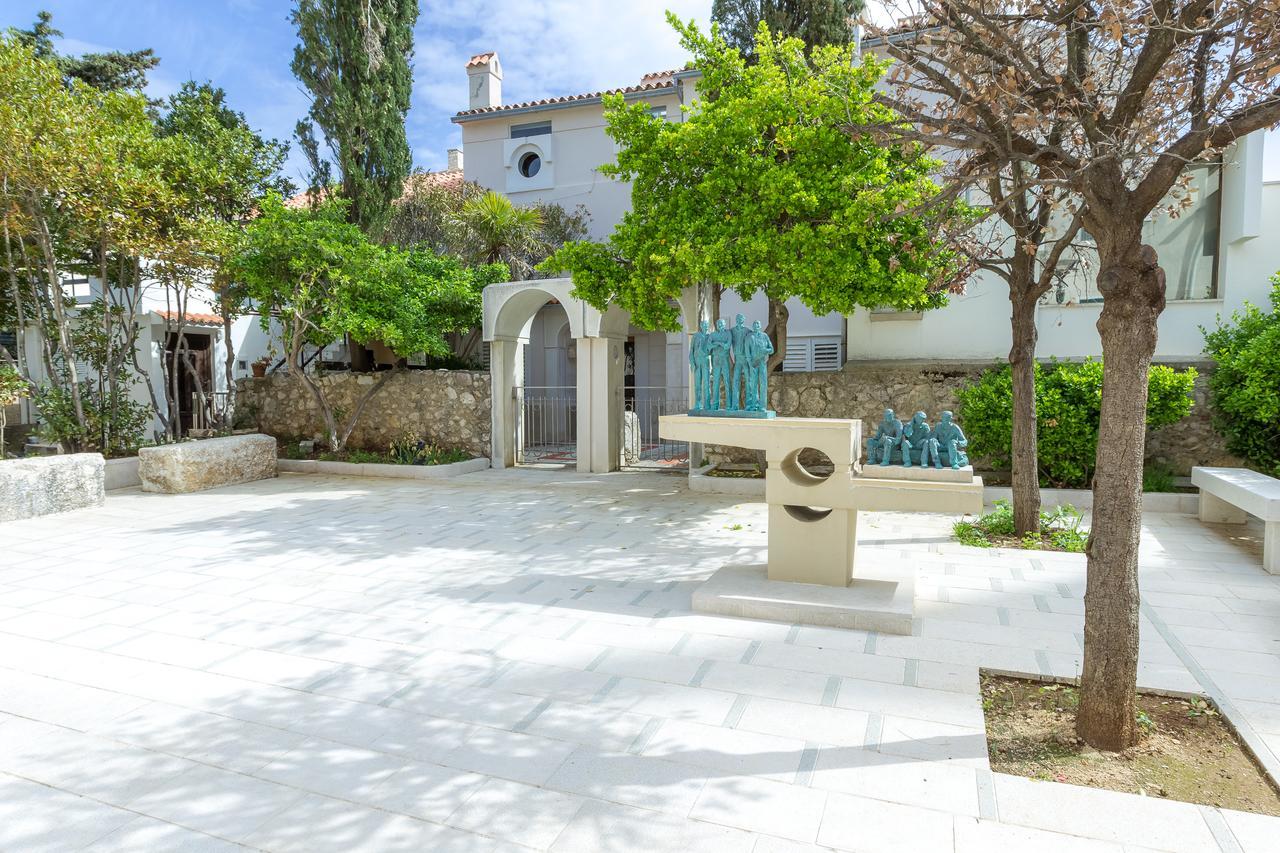 Apartments In City Center Ventus Novalja Exterior photo